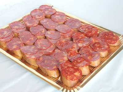 Montaditos de Chorizo / Barquetes de Xoriço