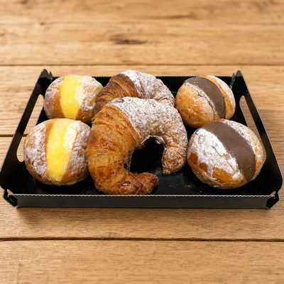 Bandexa de bocatines de brioche e croissants de manteiga