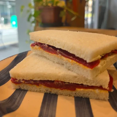 Sandwich de miga de pimiento del piquillo