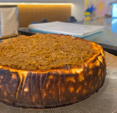 Tarta de queso de cabra y cebolla caramelizada.