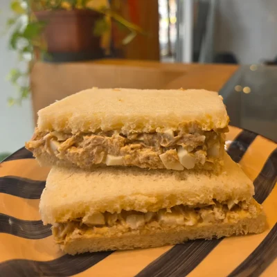 Sandwich de miga de atún y huevo