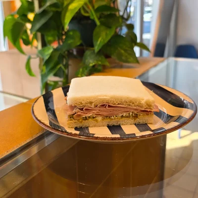 Sandwich de miga de Mortadela y pistacho