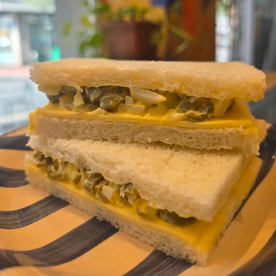 Sandwich de miga de queso, aceitunas y huevo