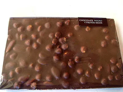 Tabletón de chocolate negro y frutos secos
