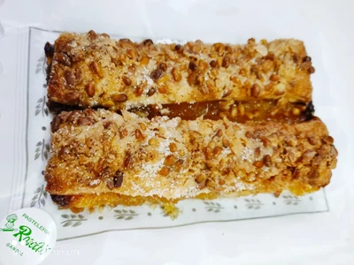 Pastís de Pinyons