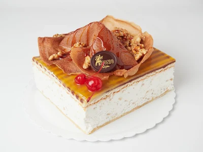 Cream and Walnut Cake with PHOTO