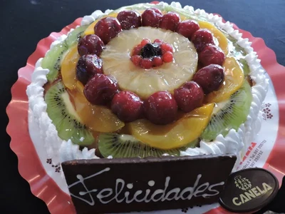 Bizkotxo, krema, arrautza-gorringo eta fruta naturalezko tarta