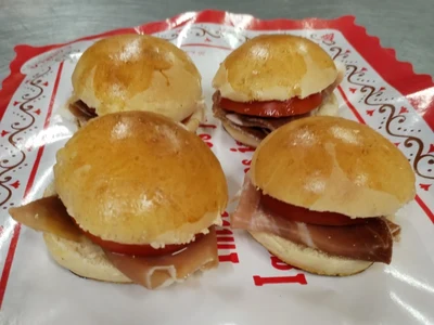 Mitjanit de Pernil i Tomàquet