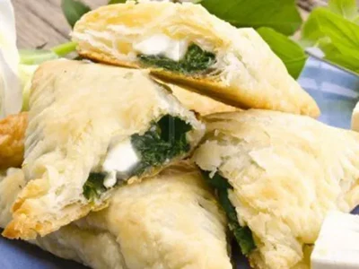 Briwats de espinacas, piñóns e gambas