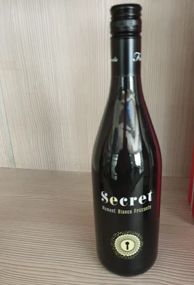 Secret sparkling white wine