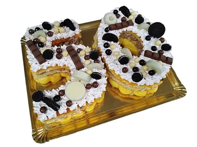Pastís en forma de número de nata