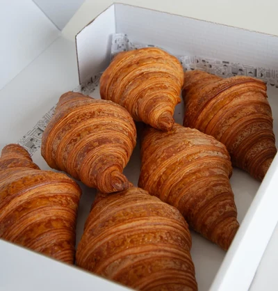 Caja de 6 croissants clásicos de mantequilla