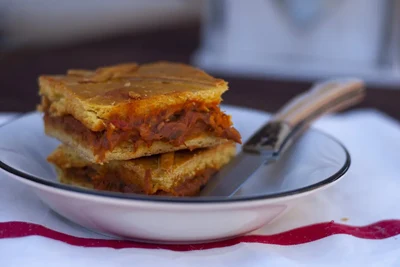 Empanada de masa rellena de atún y pisto