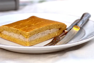 Empanada de masa rellena de pollo y queso