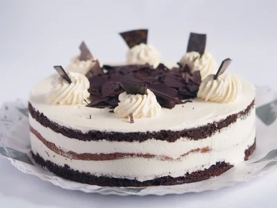 Tarta Bizcocho Brownie, nata y virutas de chocolate