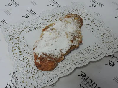 Croissant de améndoa con azucre glas