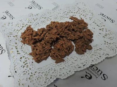 Almendra-harkaitzak esnedun txokolatearekin