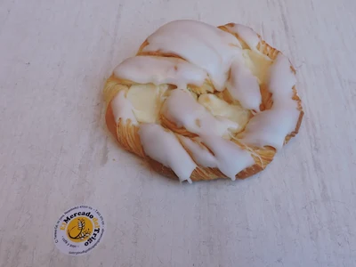 Lazo de crema e fondant branco