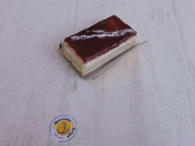 Pastel de nata e froitos vermellos