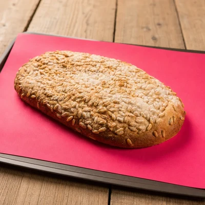 Coca de brioix amb pinyons