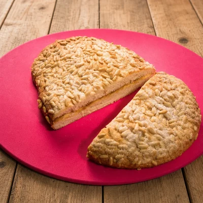 Coca de pinyons farcida de crema cremada