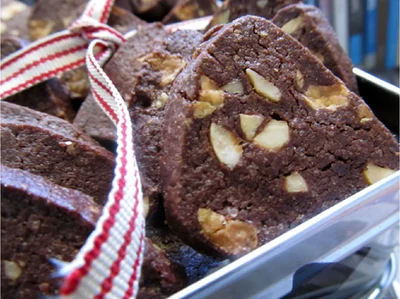 Triángulos de cacao, chocolate branco e abelás