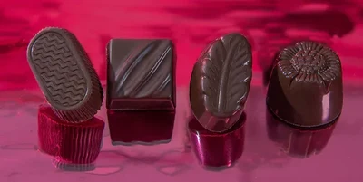 Bombón sin azúcar en chocolate negro y chocolate con leche
